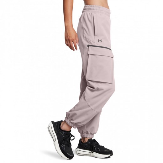 Damskie spodnie treningowe Under Armour Unstoppable Cargo Pant - beżowe ze sklepu Sportstylestory.com w kategorii Spodnie damskie - zdjęcie 175123153