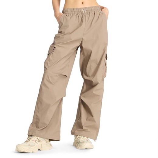 Spodnie New Balance WP43534LMR - beżowe ze sklepu streetstyle24.pl w kategorii Spodnie damskie - zdjęcie 175128913