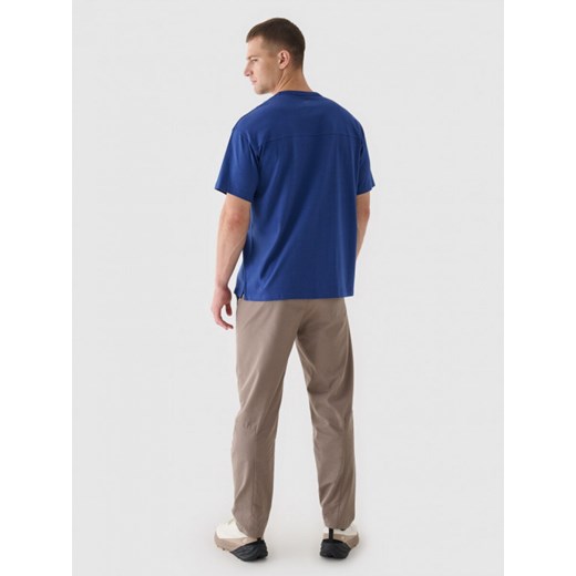 Męskie spodnie casual 4F 4FRAW24TTROM1349 - brązowe XL Sportstylestory.com