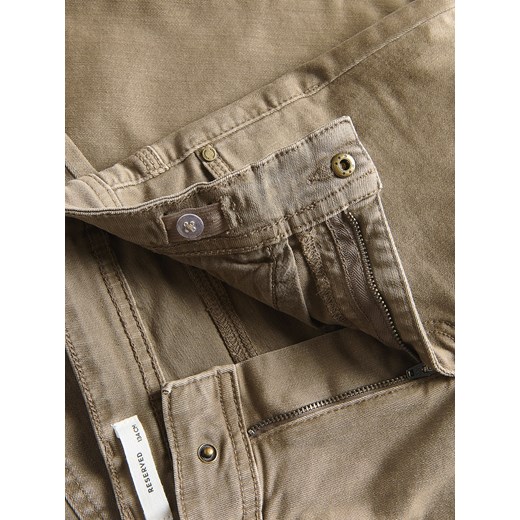 Reserved - Elastyczne spodnie slim - brązowy Reserved 134 (8 lat) Reserved