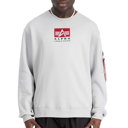 Bluza Alpha Industries Satin Logo Sweater 148311666 - biała ze sklepu streetstyle24.pl w kategorii Bluzy męskie - zdjęcie 175239701