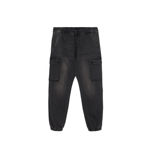 Cropp - Szare jeansowe joggery z kieszeniami cargo - szary ze sklepu Cropp w kategorii Spodnie męskie - zdjęcie 175282700