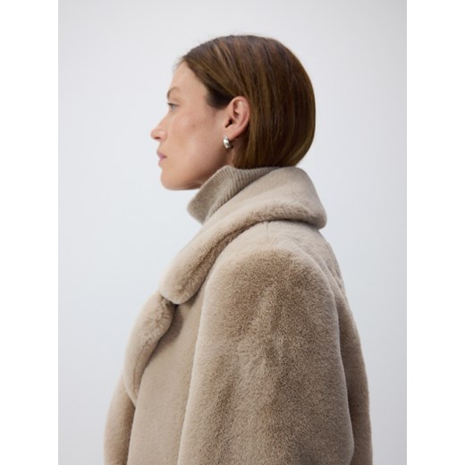 Reserved - Płaszcz ze sztucznego futerka - złamana biel Reserved M Reserved