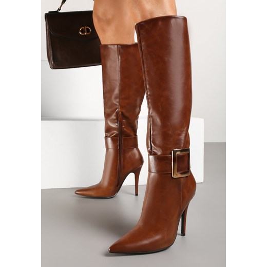 Brązowe Kozaki na Szpilce Ozdobione Klamrą Innadora ze sklepu born2be.pl w kategorii Kozaki damskie - zdjęcie 175343941