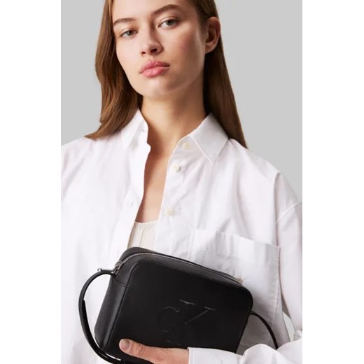 Listonoszka Calvin Klein czarna ze skóry ekologicznej średnia matowa