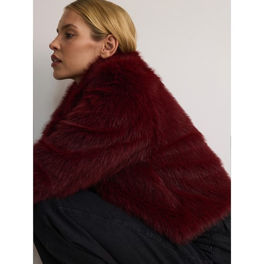 Reserved - Krótka kurtka ze sztucznego futerka - burgundowy Reserved M Reserved