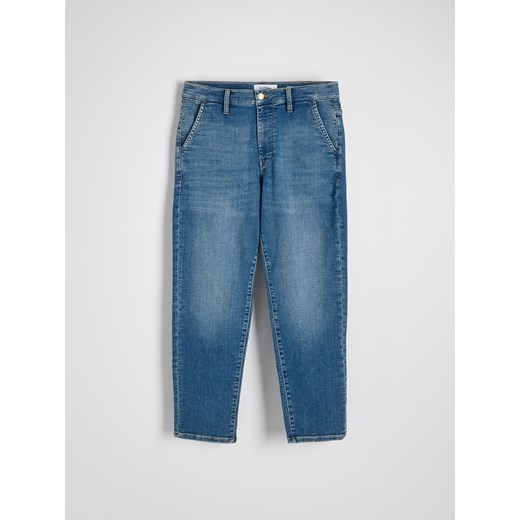 Reserved - Jeansy carrot z efektem sprania - niebieski Reserved 29 Reserved