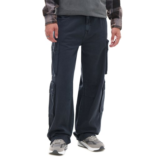 Cropp - Szare spodnie loose z kieszeniami cargo - szary ze sklepu Cropp w kategorii Spodnie męskie - zdjęcie 175506532