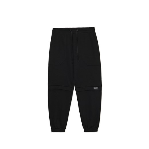 Cropp - Dresowe joggery z dużymi kieszeniami - czarny ze sklepu Cropp w kategorii Spodnie męskie - zdjęcie 175533490