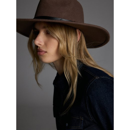 Reserved - Wełniany kapelusz z paskiem - ciemnobrązowy Reserved M Reserved