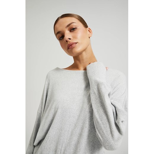 Gładki sweter z długimi rękawami szary ze sklepu Moodo.pl w kategorii Swetry damskie - zdjęcie 175550844