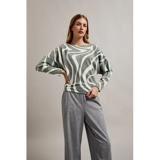 Bluza z geometrycznym wzorem i długimi rękawami oliwkowa ze sklepu Moodo.pl w kategorii Bluzy damskie - zdjęcie 175550881