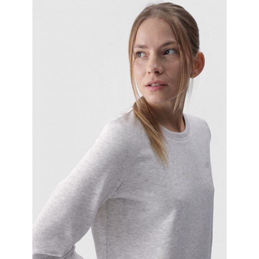 Damska bluza dresowa nierozpinana bez kaptura 4F 4FWMM00TSWSF1469 - szara ze sklepu Sportstylestory.com w kategorii Bluzy damskie - zdjęcie 175556932