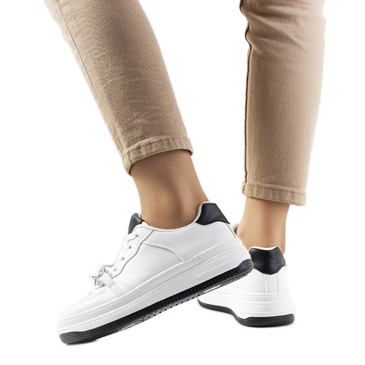 Białe sneakersy z łańcuszkiem Maring ze sklepu ButyModne.pl w kategorii Buty sportowe damskie - zdjęcie 175565480