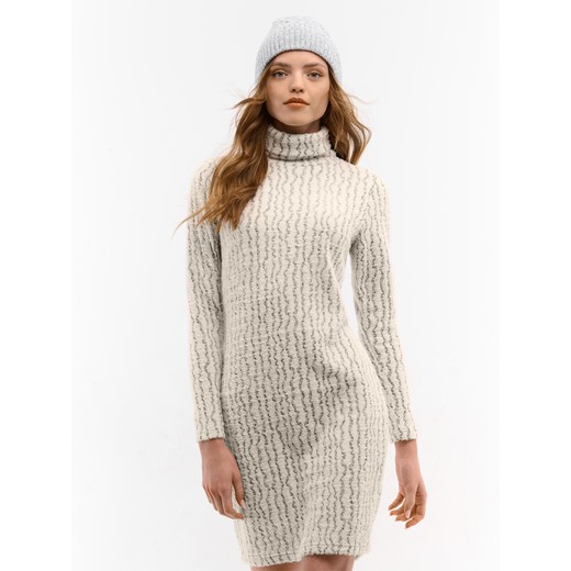 Gate sukienka w abstrakcyjnym wzorze beżowa z golfem z długim rękawem 