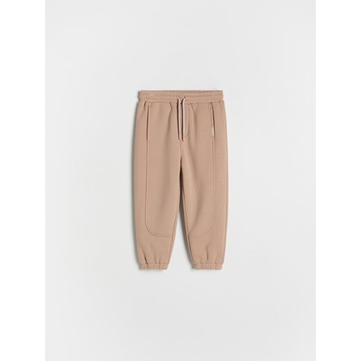 Reserved - Dresowe spodnie jogger - beżowy ze sklepu Reserved w kategorii Spodnie chłopięce - zdjęcie 175593042