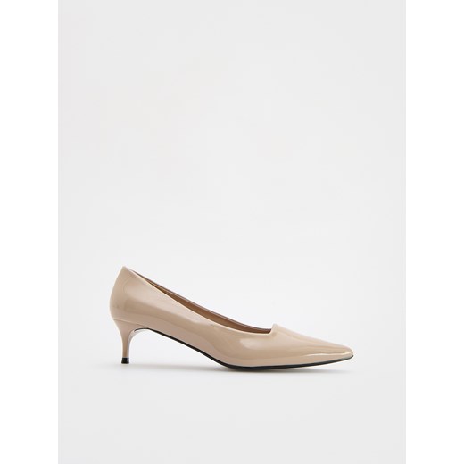 Reserved - Lakierowane czółenka - beżowy ze sklepu Reserved w kategorii Czółenka - zdjęcie 175593401
