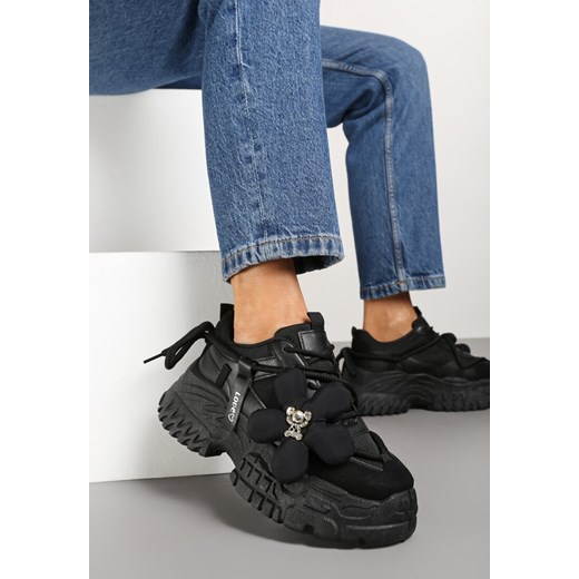 Czarne Sneakersy na Tłoczonej Podeszwie z Podwójnymi Sznurówkami i Kwiatową Naszywką Nitina ze sklepu renee.pl w kategorii Buty sportowe damskie - zdjęcie 175598463