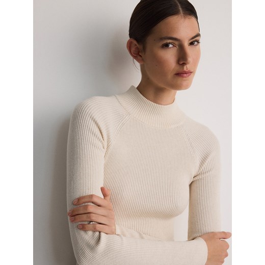 Reserved - Prążkowana sukienka midi z półgolfem - kremowy Reserved S Reserved