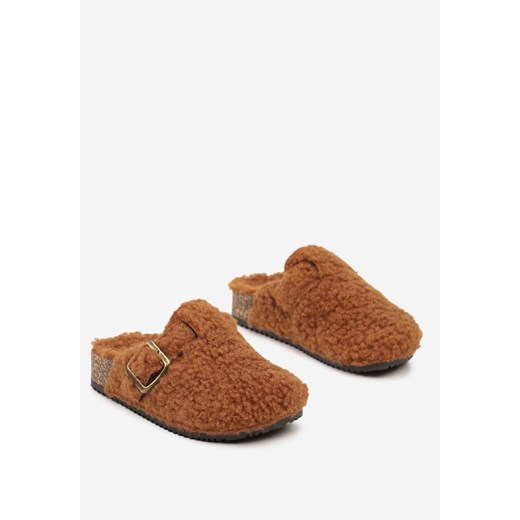 Brązowe Klapki na Grubej Podeszwie Ozdobione Futerkiem Typu Baranek i Klamrą 33 okazja born2be.pl