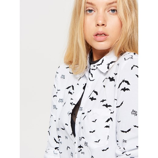 Cropp - Klasyczna koszula z nadrukiem - biały Cropp XL promocyjna cena Cropp