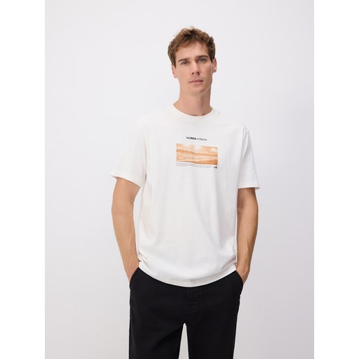 Reserved - T-shirt regular z nadrukiem na plecach - biały ze sklepu Reserved w kategorii T-shirty męskie - zdjęcie 175767713