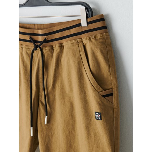 Cropp - Bawełniane szorty jogger - beżowy Cropp 36 Cropp wyprzedaż