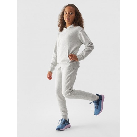 Dziewczęca bluza dresowa nierozpinana z kapturem 4F 4FJWMM00TSWSF1316 - szara ze sklepu Sportstylestory.com w kategorii Bluzy dziewczęce - zdjęcie 175784070