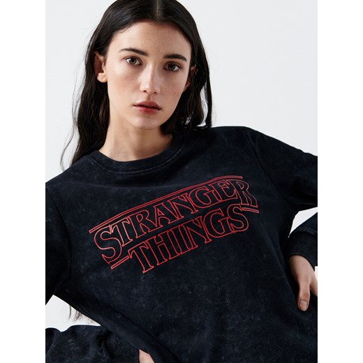 Cropp - Dresowa sukienka Stranger Things - czarny Cropp S promocja Cropp