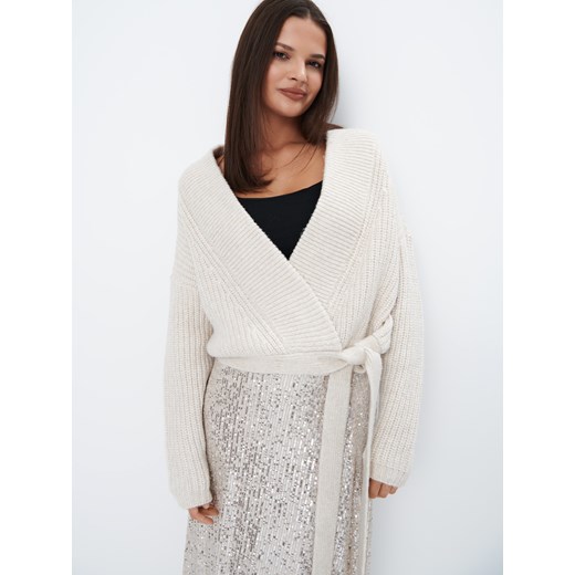 Mohito - Kopertowy sweter - beżowy ze sklepu Mohito w kategorii Swetry damskie - zdjęcie 175859151