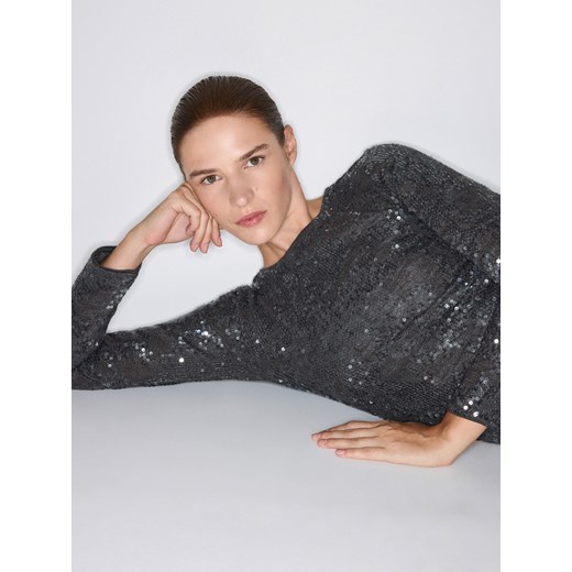 Sukienka Reserved z tkaniny prosta z okrągłym dekoltem z długimi rękawami w cekiny 