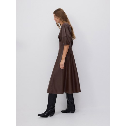 Sukienka brązowa Reserved skórzana z okrągłym dekoltem rozkloszowana 