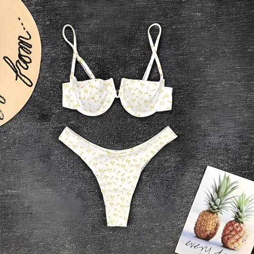 Dwuczęściowy strój kąpielowy bikini w drobne kwiaty z wyciętym biustonoszem - Biały / S ze sklepu Valetta.pl w kategorii Komplety bielizny damskiej - zdjęcie 175899782
