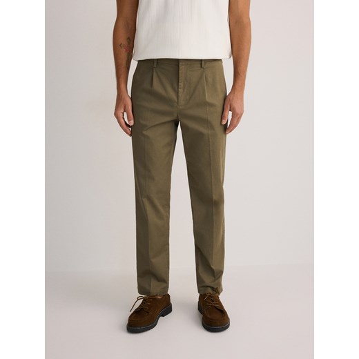 Reserved - Bawełniane spodnie chino leisure fit - oliwkowy Reserved 34 Reserved