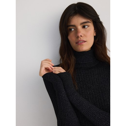 Czarny sweter damski Reserved z golfem 