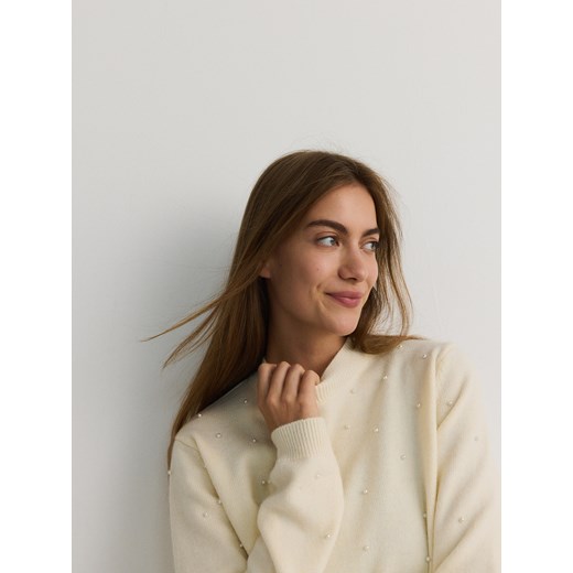 Reserved - Sweter z perełkami - kremowy Reserved L Reserved