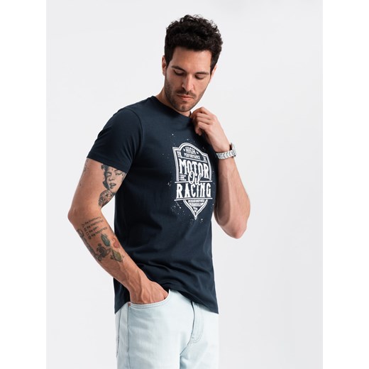 T-shirt męski z nadrukiem w stylu motocyklowym – granatowy V4 OM-TSPT-0125 ze sklepu ombre w kategorii T-shirty męskie - zdjęcie 176080561