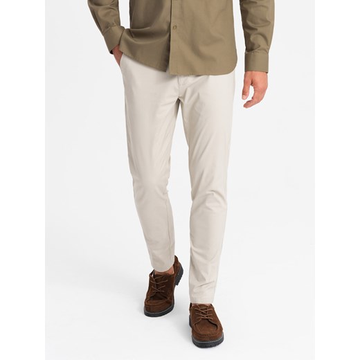 Jednolite spodnie chino męskie SLIM FIT – beżowe V2 OM-PACP-0183 ze sklepu ombre w kategorii Spodnie męskie - zdjęcie 176237853