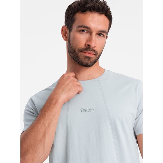 Bawełniana męska koszulka z delikatnym haftem – jasnoszara V4 OM-TSCT-0170 ze sklepu ombre w kategorii T-shirty męskie - zdjęcie 176246153
