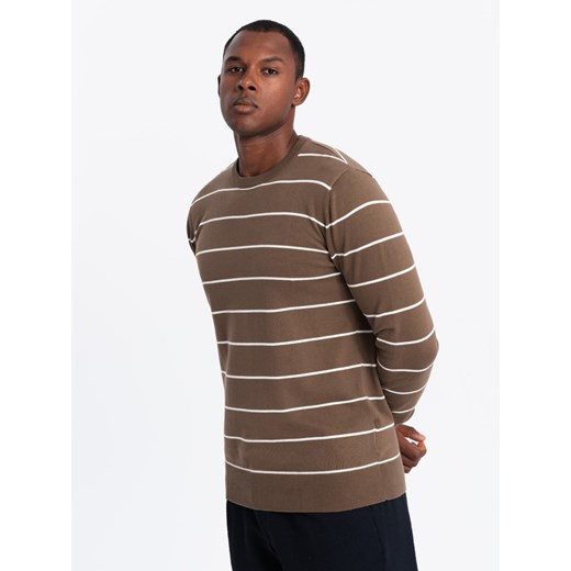 Męski sweter casualowy w poziome paski – brązowy V3 OM-SWSW-0143 ze sklepu ombre w kategorii Swetry męskie - zdjęcie 176246522