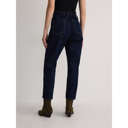 Reserved - Jeansy paperbag z wiązanym paskiem - granatowy Reserved 34 Reserved