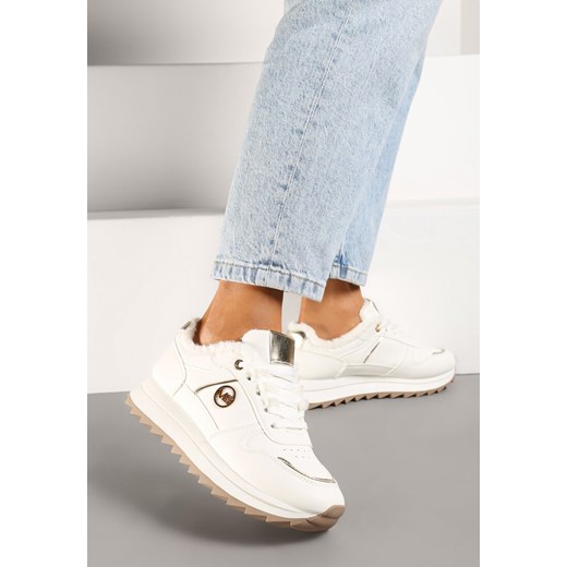Białe Płaskie Sznurowane Sneakersy Ocieplane Ozdobione Metalicznymi Aplikacjami Cyrirra ze sklepu born2be.pl w kategorii Buty sportowe damskie - zdjęcie 176258783
