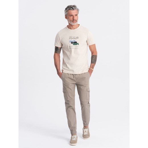 Męskie spodnie JOGGERY z zapinanymi kieszeniami cargo - beżowe V2 OM-PAJO-0123 ze sklepu ombre w kategorii Spodnie męskie - zdjęcie 176262043