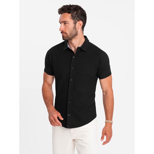 Dzianinowa koszula męska slim fit z krótkim rękawem i kołnierzykiem – czarna V4 OM-SHSS-0100 ze sklepu ombre w kategorii Koszule męskie - zdjęcie 176276342