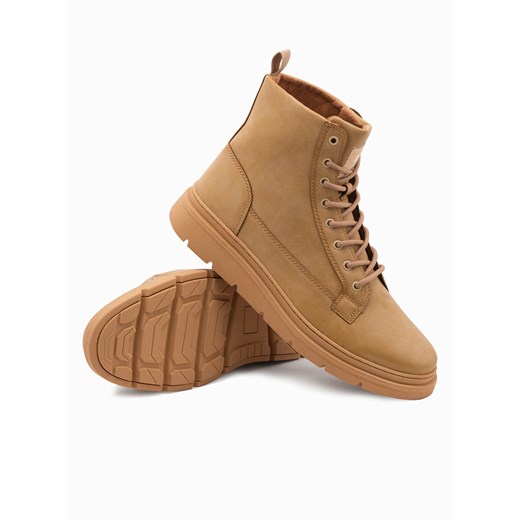 Jednokolorowe wysokie buty męskie z ozdobnymi przeszyciami – camel V3 OM-FOBO-0133 ze sklepu ombre w kategorii Buty zimowe męskie - zdjęcie 176291370