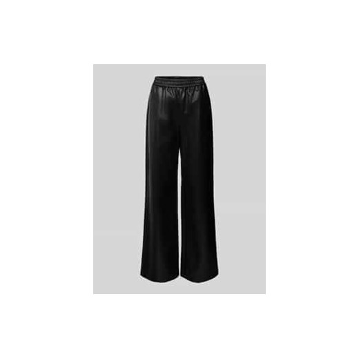 Spodnie typu track pants o kroju baggy fit z imitacji skóry ze sklepu Peek&Cloppenburg  w kategorii Spodnie damskie - zdjęcie 176295320