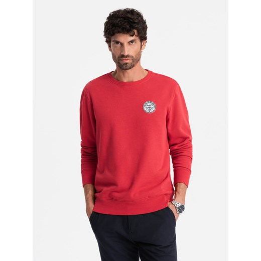 Nierozpinana męska bluza dresowa z naszywką w stylu college – czerwona V1 OM-SSNZ-0134 ze sklepu ombre w kategorii Bluzy męskie - zdjęcie 176297843