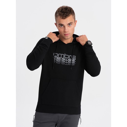 Nierozpinana bluza męska z kapturem i nadrukiem - czarna V3 OM-SSPS-0153 S promocyjna cena ombre