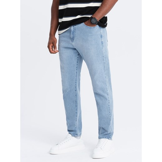 Męskie spodnie jeansowe CARROT FIT z delikatnymi przetarciami – jasnoniebieskie V2 OM-PADP-0162 ze sklepu ombre w kategorii Jeansy męskie - zdjęcie 176307064