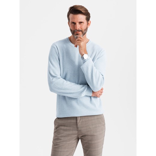 Melanżowy sweter męski ze strukturalnej dzianiny – błękitny V2 OM-SWSW-0142 ze sklepu ombre w kategorii Swetry męskie - zdjęcie 176316082
